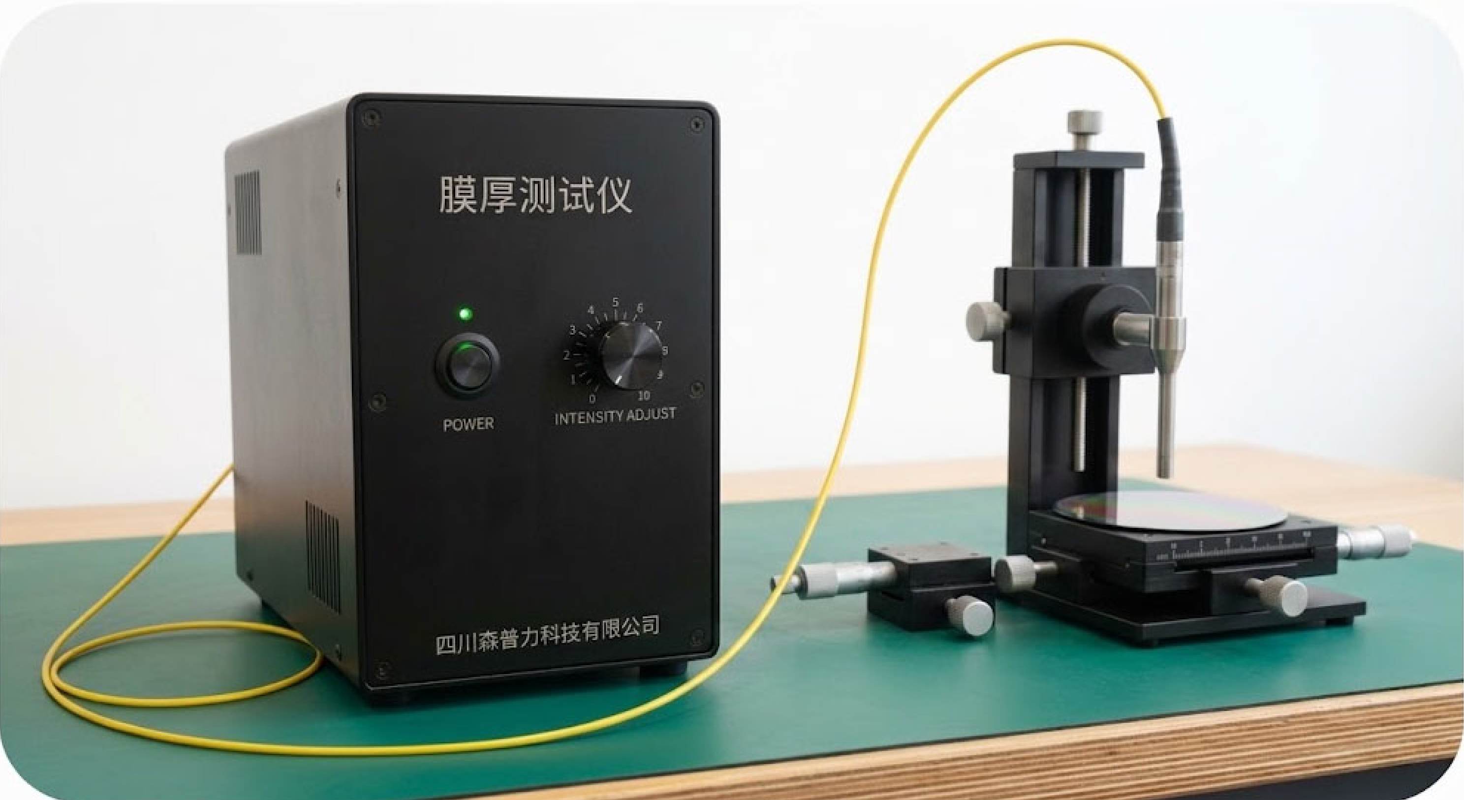 反射式膜厚检测系统主机,上部光源舱内可见卤素灯与散热器,前面板配 3 路 SMA905 光纤接口